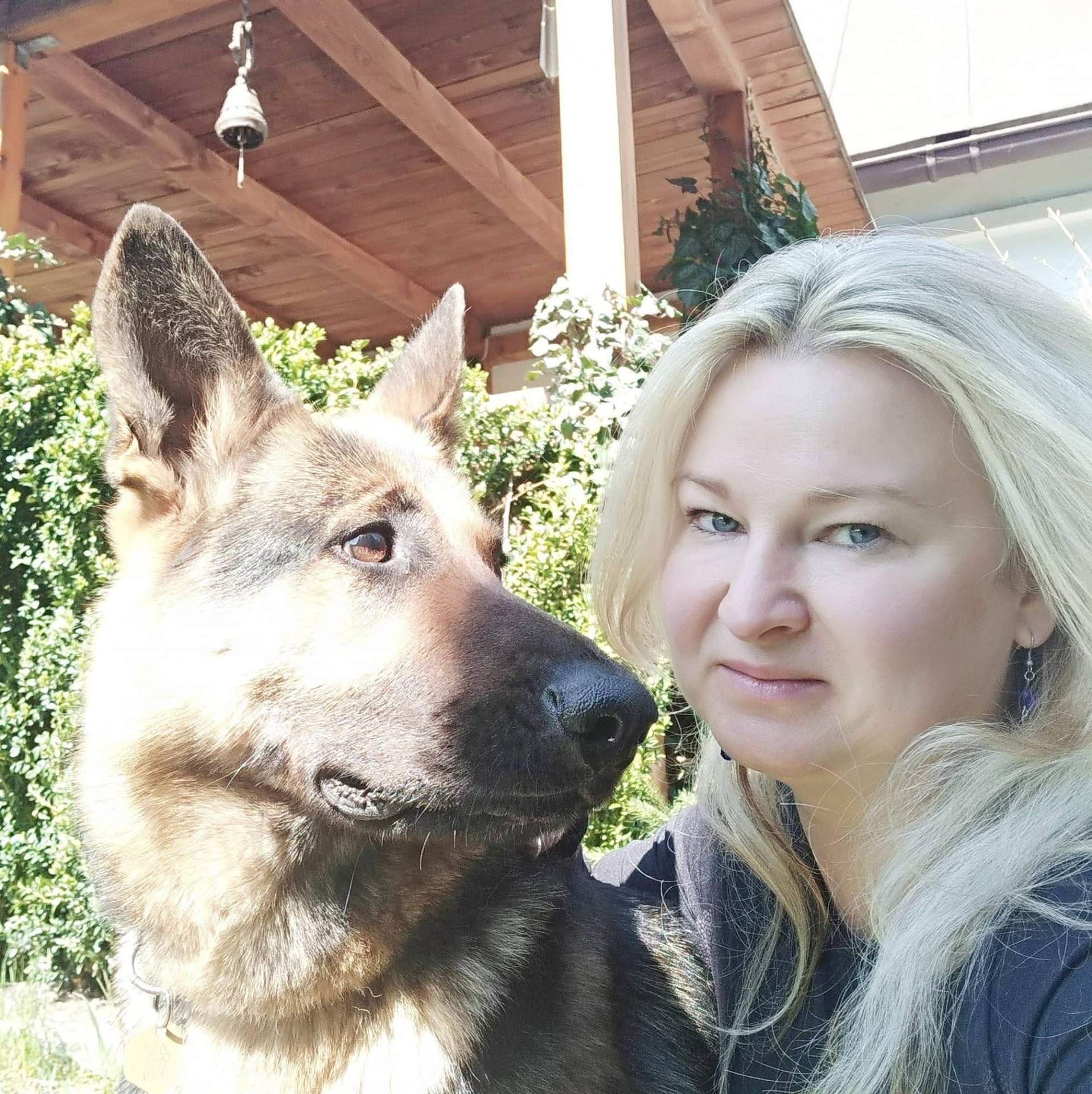 Lenka se svým německým ovčákem na zahradě