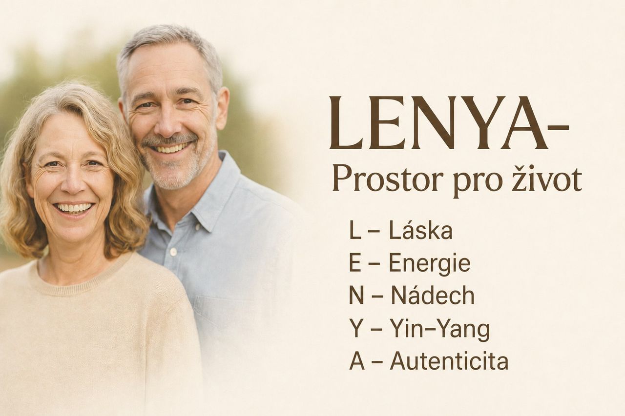 LENYA – Prostor pro život: usměvavý pár v přírodním světle vedle akronymu Láska · Energie · Nádech · Yin-Yang · Autenticita